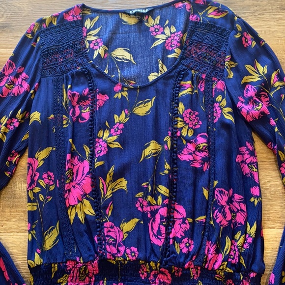 Express Bell-Sleeved Top - Picture 2 of 9